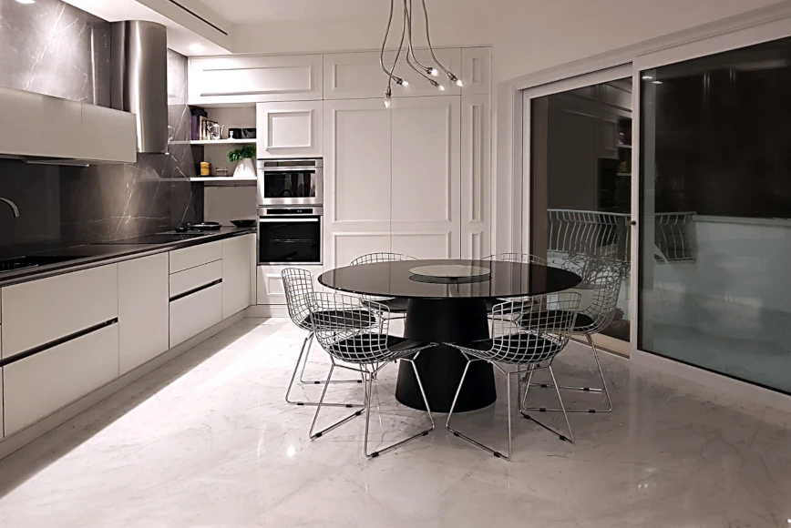 Cucina su misura bianca con ante vetro e boiserie classica