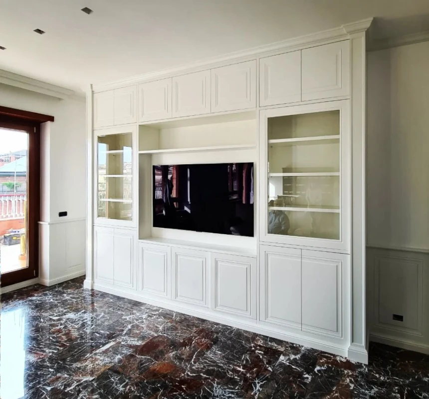 Libreria timeless con anta Classic Light laccata bianca con TV