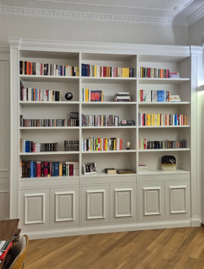 Libreria su misura Timeless con anta Hidden realizzata in uno studio privato a Roma