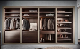 Cabina armadio su misura elegante in materiali pregiati, con accessori personalizzati per la tua casa di lusso