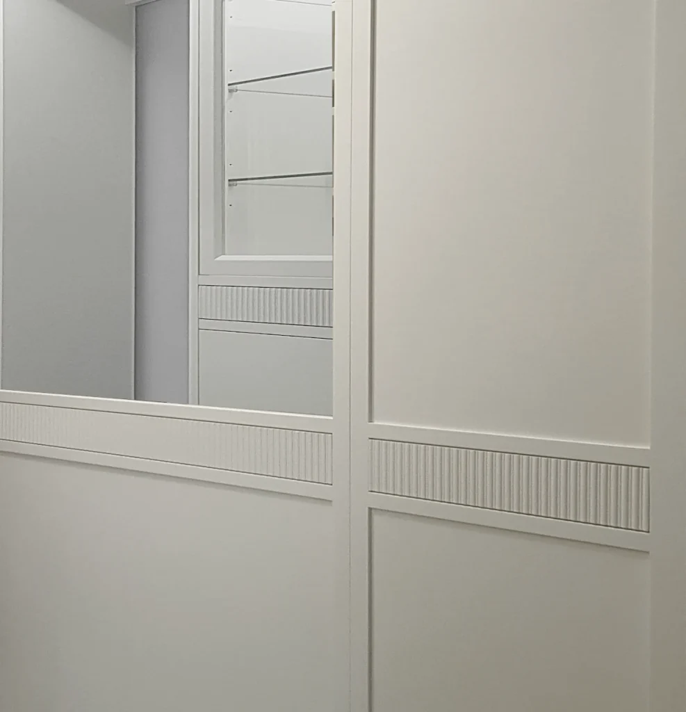 LIBRERIE Timeless moderna con anta liscia e boiserie con specchio