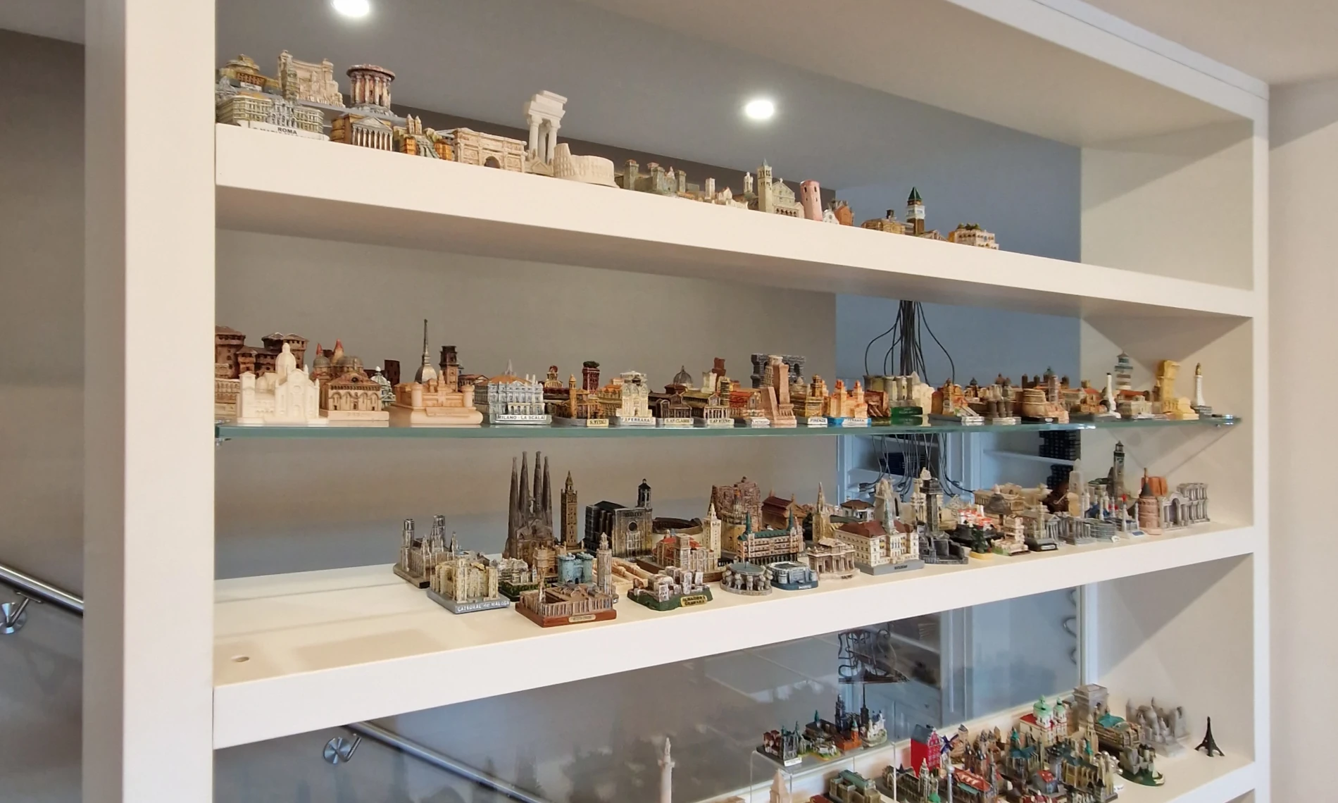 Libreria moderna su misura Maxxi laccata bianca di Lo Cascio Arredamenti