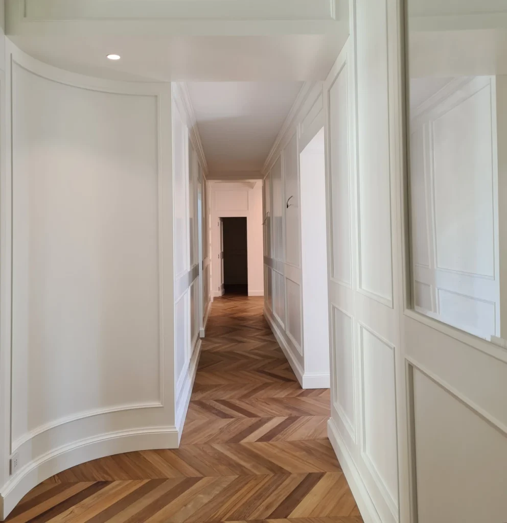 appartemento boncompagni rivestimento con boiserie delle pareti del l'ingresso