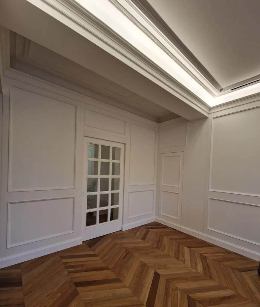 appartemento boncompagni rivestimento con boiserie delle pareti del soggiorno