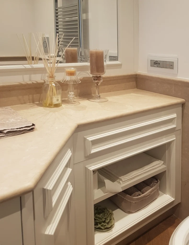 Appartamento EUR Roma bagno su misura laccato bianco