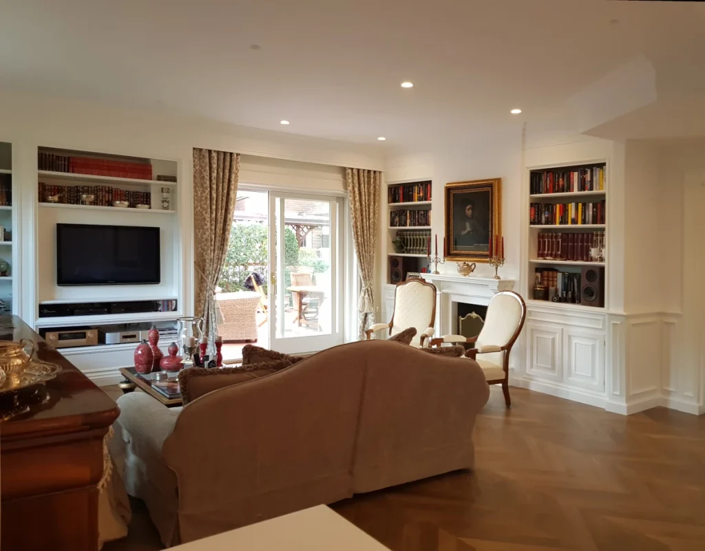appartamento Roma Euro salone arredato con boiserie e librerie su misura
