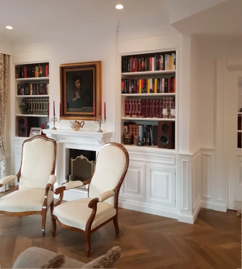 Arredamento classico di lusso su misura a Roma con librerie e boiserie eleganti