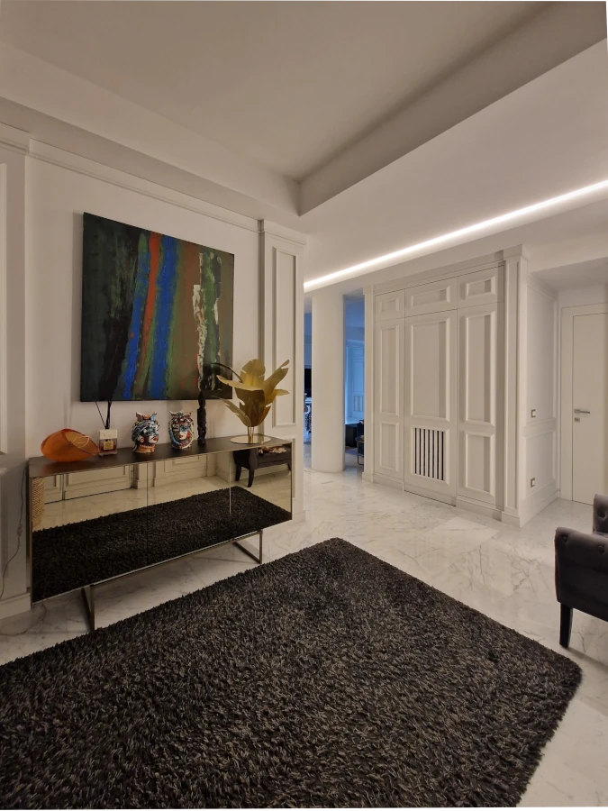 appartamento in centro a Roma ingresso con boiserie