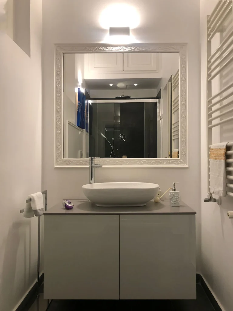 Mobile bagno su misura anta vetro realizzato a Roma quartiere Prati
