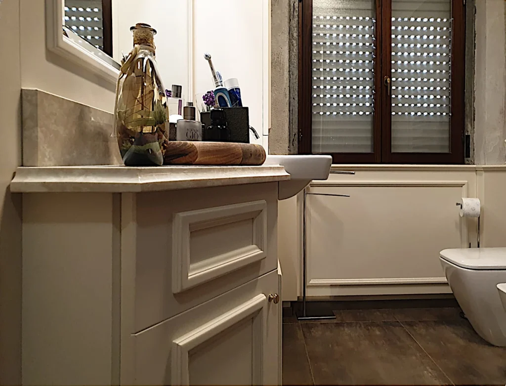 bagno classico su misura laccato avorio realizzato a Roma