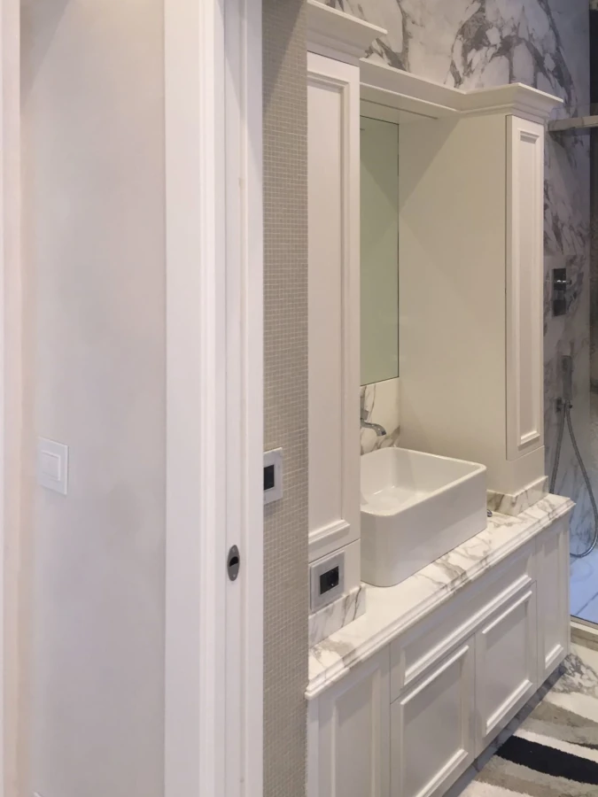 bagno classico su misura laccato bianco realizzato a Roma