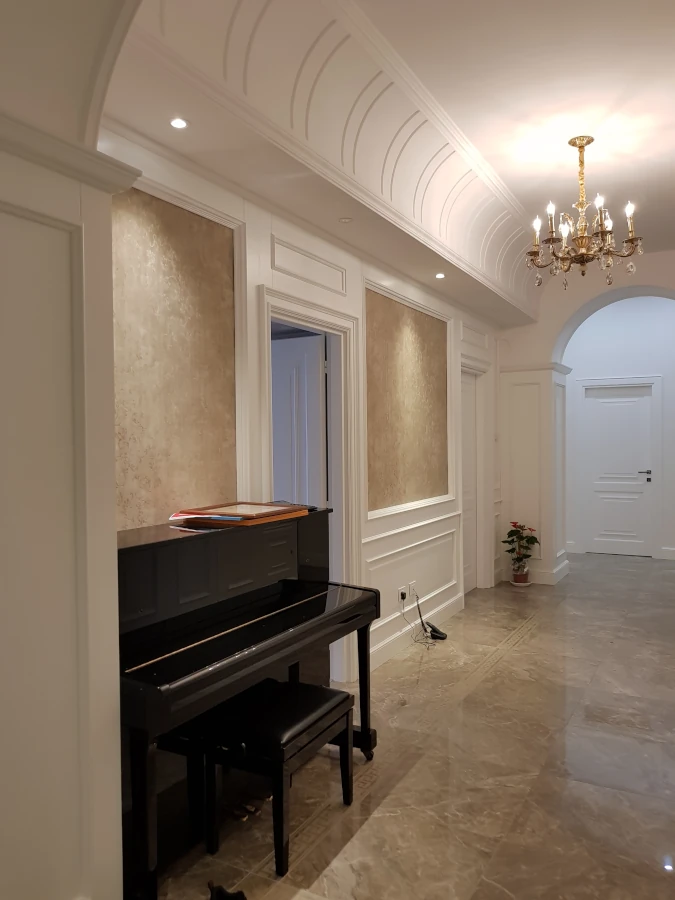 Boiserie laccata bianca con carta da parati
