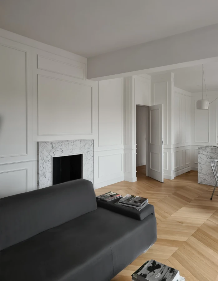 Boiserie laccata bianca con porta a scomparsa