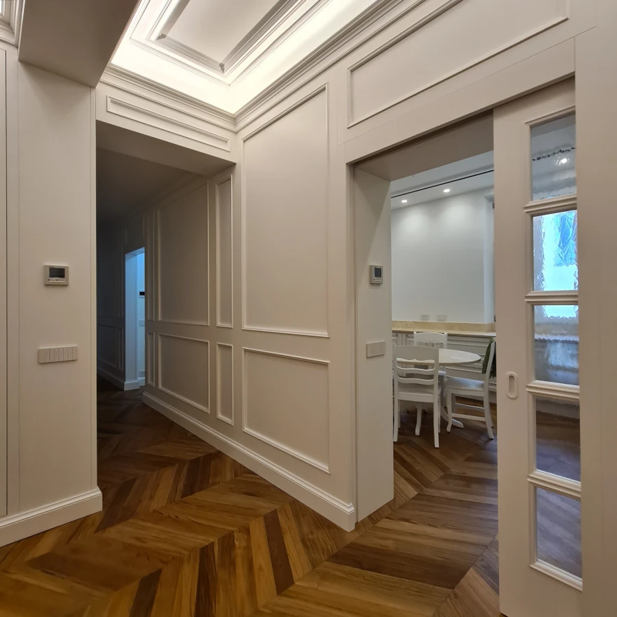 boiserie laccata bianca con porta scorrevole rilegata
