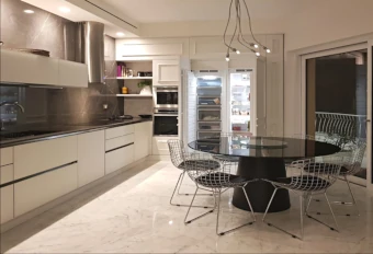 Cucina di lusso su misura a Roma con ante in vetro e illuminazione integrata