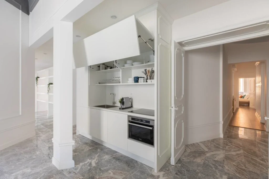 Cucina a scomparsa per appartamento elegante a Roma anta liscia