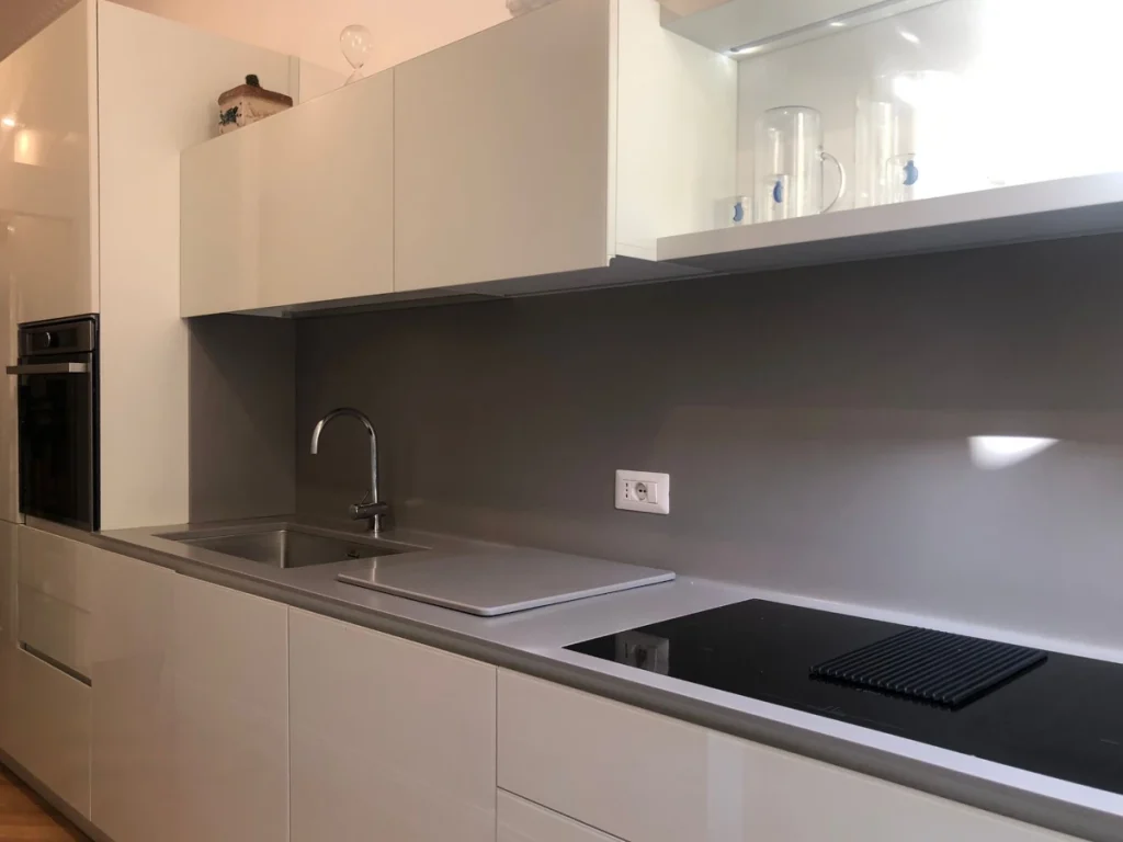 cucina su misura con anta vetro e piano Corian