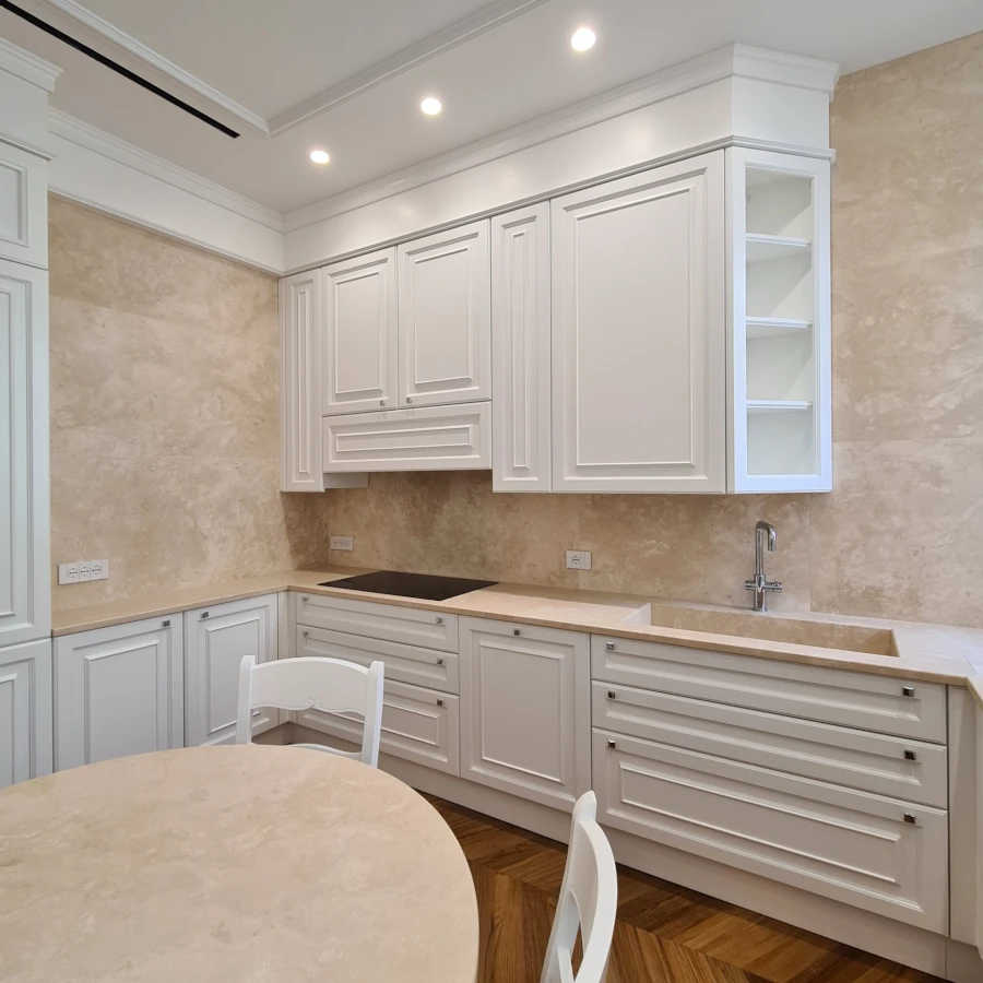 cucina classica su misura realizzata da Lo cascio in un appartamento di lusso a Roma