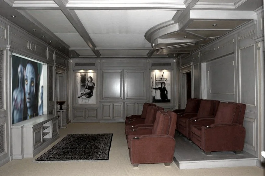 Sala proiezioni privata in villa di lusso con boiserie