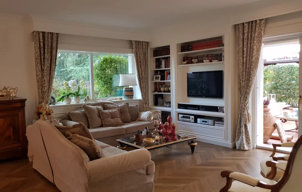 libreria classica con inserimento tv