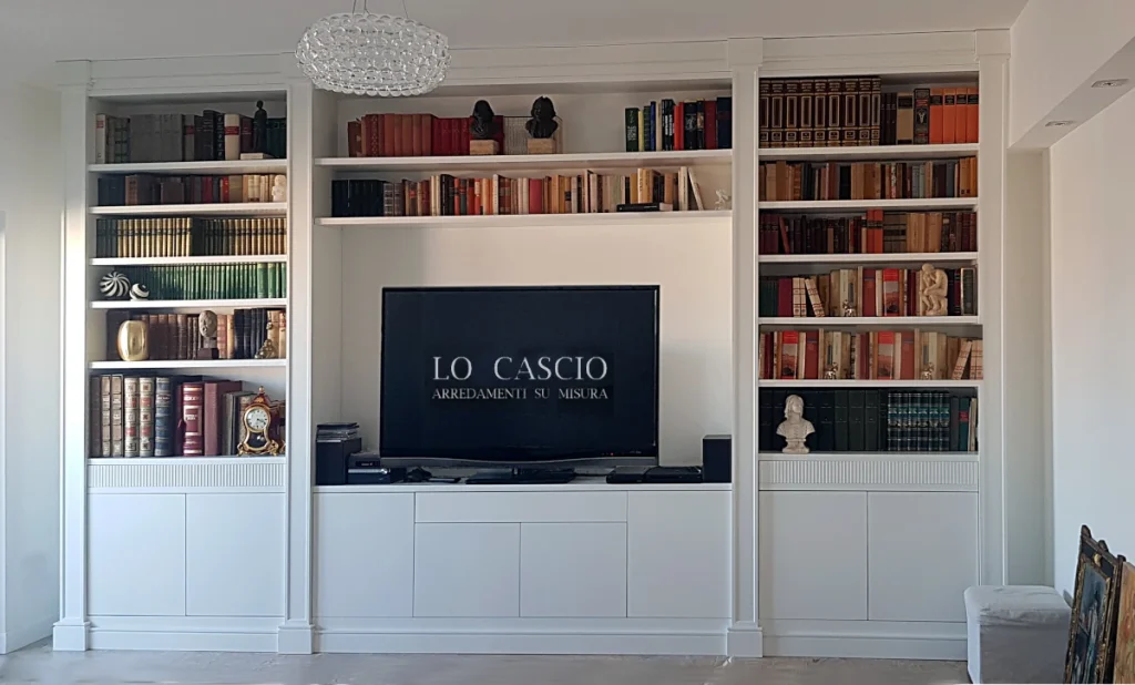 Libreria su misura laccata bianca son TV integrata.