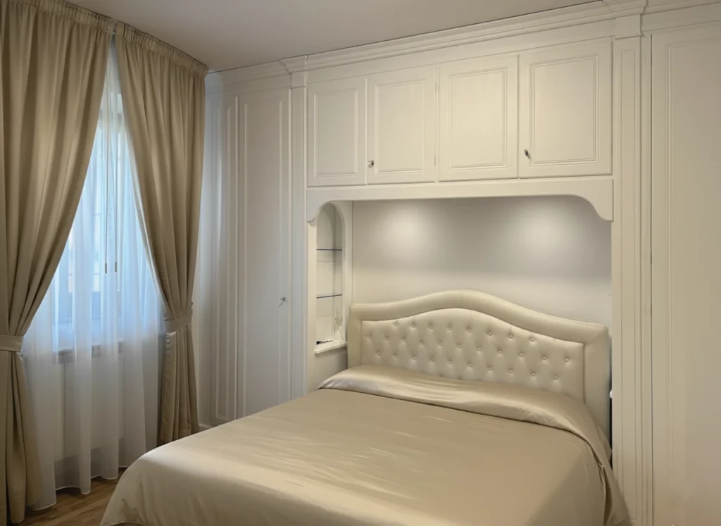 Camera da letto a ponte ad angolo realizzata su misura.