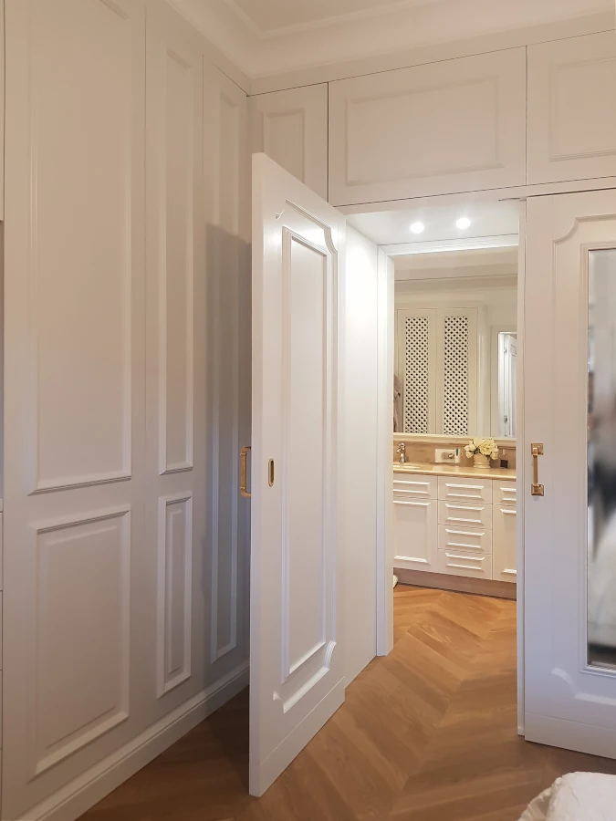 camera da letto classica con boiserie